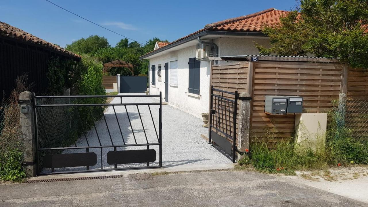 Holiday home Au Bois Flotte D'eau D'ange *